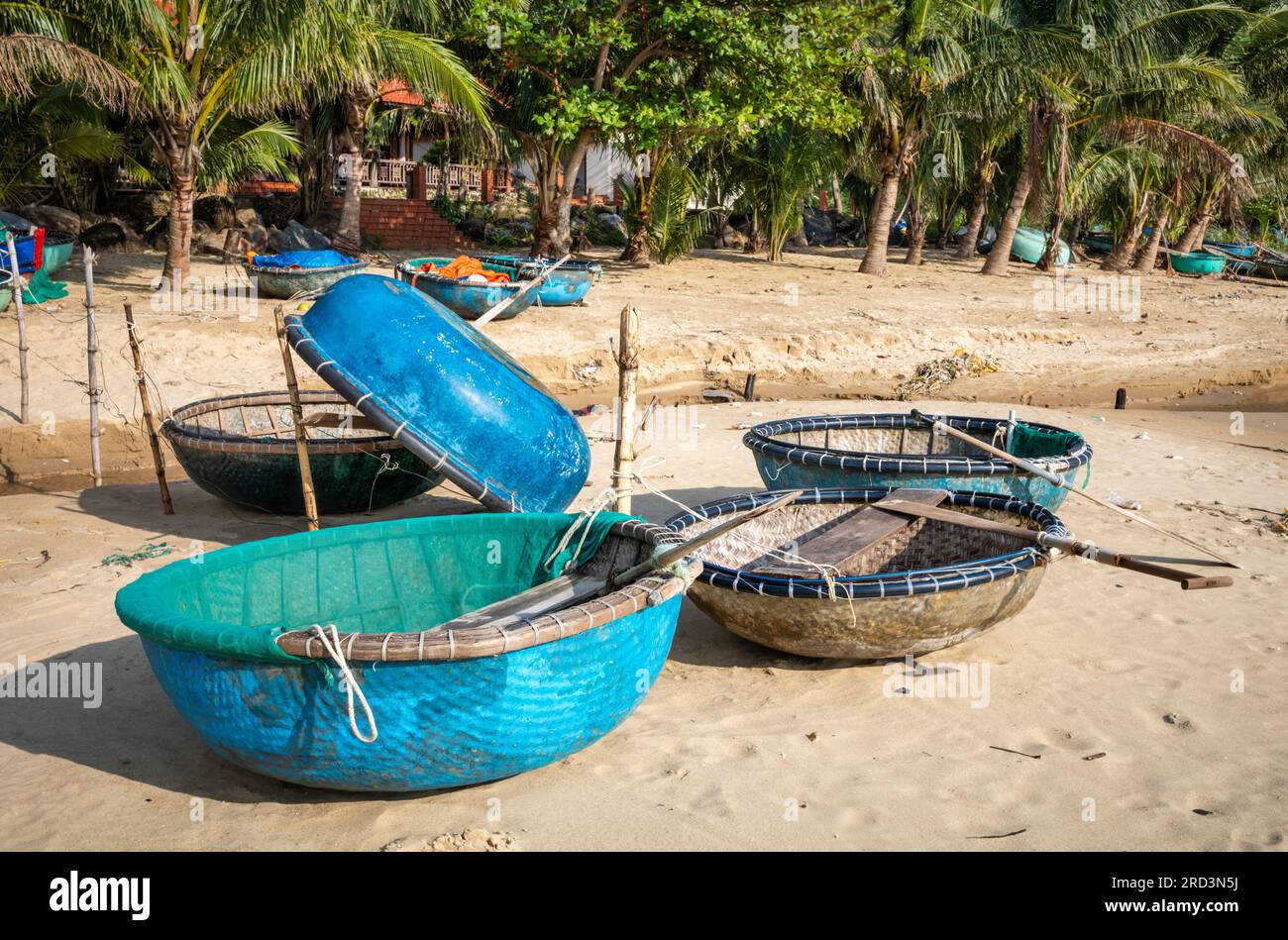 Les coracles traditionnels pour la pêche ont été tirés sur la plage sud non développée (Bãi Nam) à son Tra, Danang, Vietnam Banque D'Images