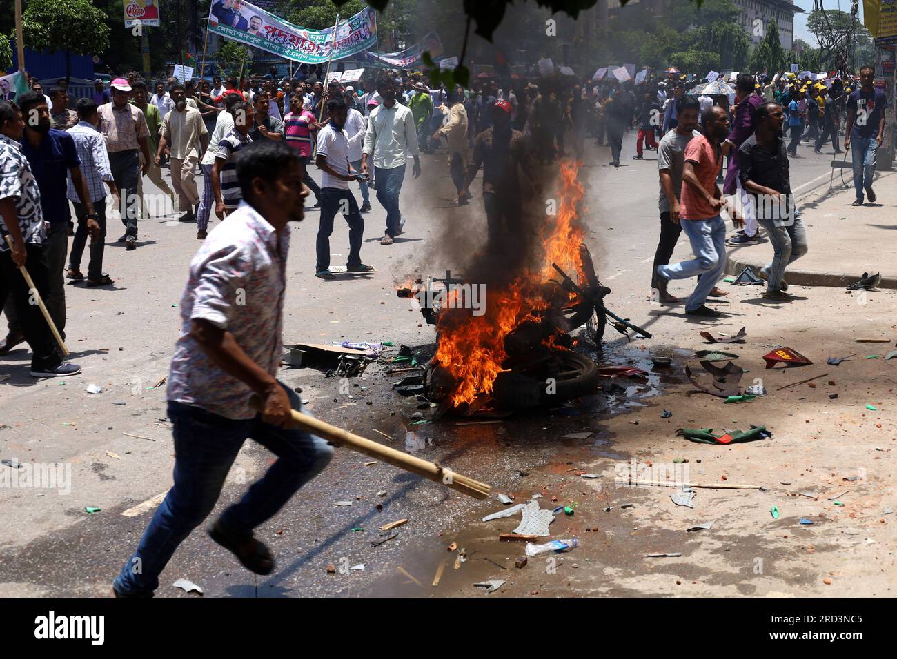 Le 18 juillet 2023, Dhaka, Bangladesh : des partisans du principal parti d'opposition du Bangladesh, le Parti nationaliste du Bangladesh (BNP), se sont affrontés avec des membres de la Ligue Chhatra du Bangladesh et ont vandalisé une moto et l'ont incendiée lors de la marche du BNP dans la région de Gabtali à Dhaka. Un affrontement a commencé entre les deux groupes lorsque le militant de la Ligue Chhatra du Bangladesh a lancé des briques dans la marche de la route. Les dirigeants et militants du BNP exigent la démission du Premier ministre Sheikh Hasina et des élections sous un gouvernement intérimaire. (Image de crédit : © Syed Mahabubul Kader/ZUMA Press Wire) USAGE ÉDITORIAL SEULEMENT! Pas f Banque D'Images