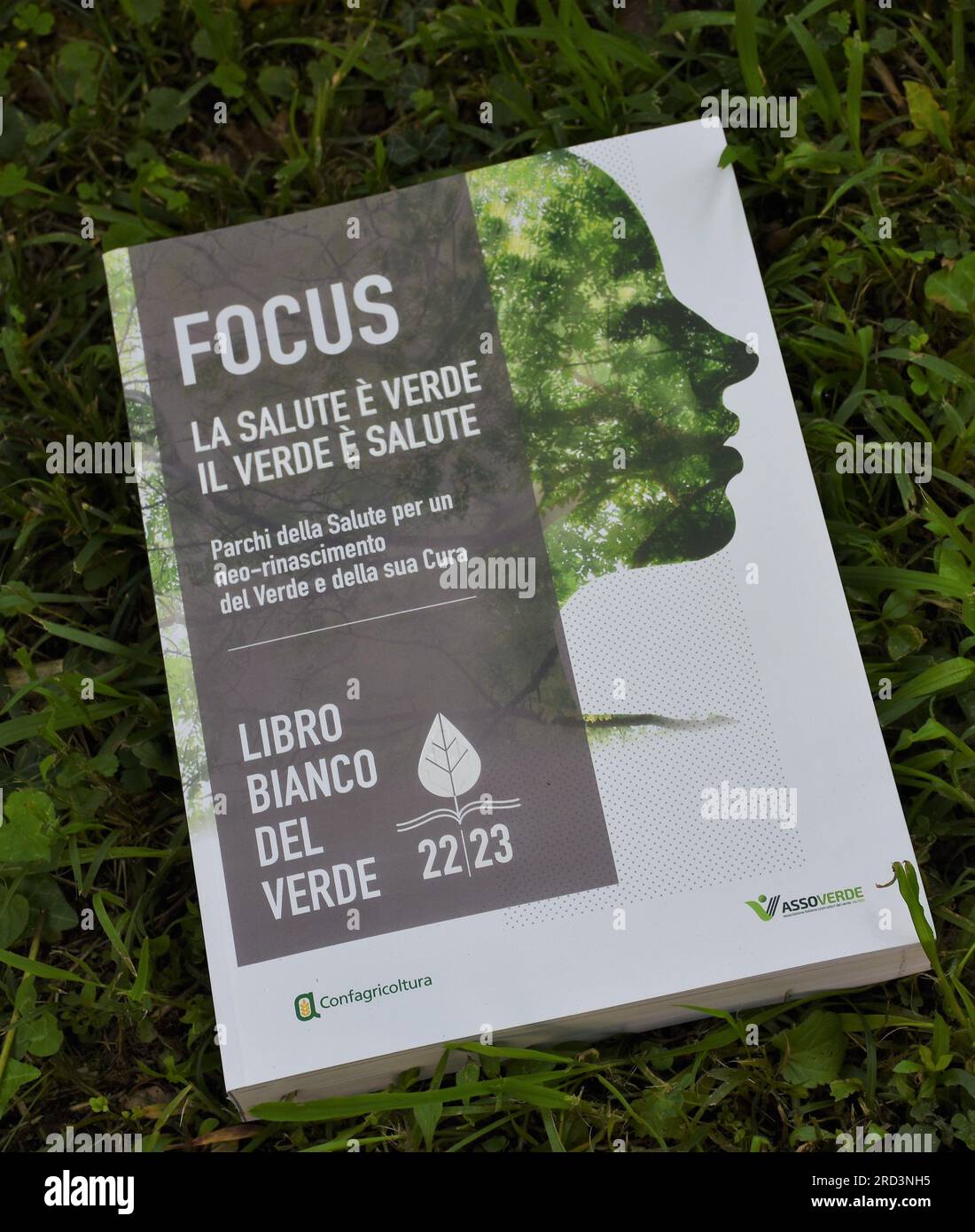 Varese, Italie. 18 juillet 2023. Varese, Italie VERT BLANC PAPERHealth is Green Green Green IS Health Conference Parcs et jardins dans la mise en valeur touristique du territoire nature, Santé et bien-être en photo : Livre présenté à la conférence crédit : Agence photo indépendante/Alamy Live News Banque D'Images