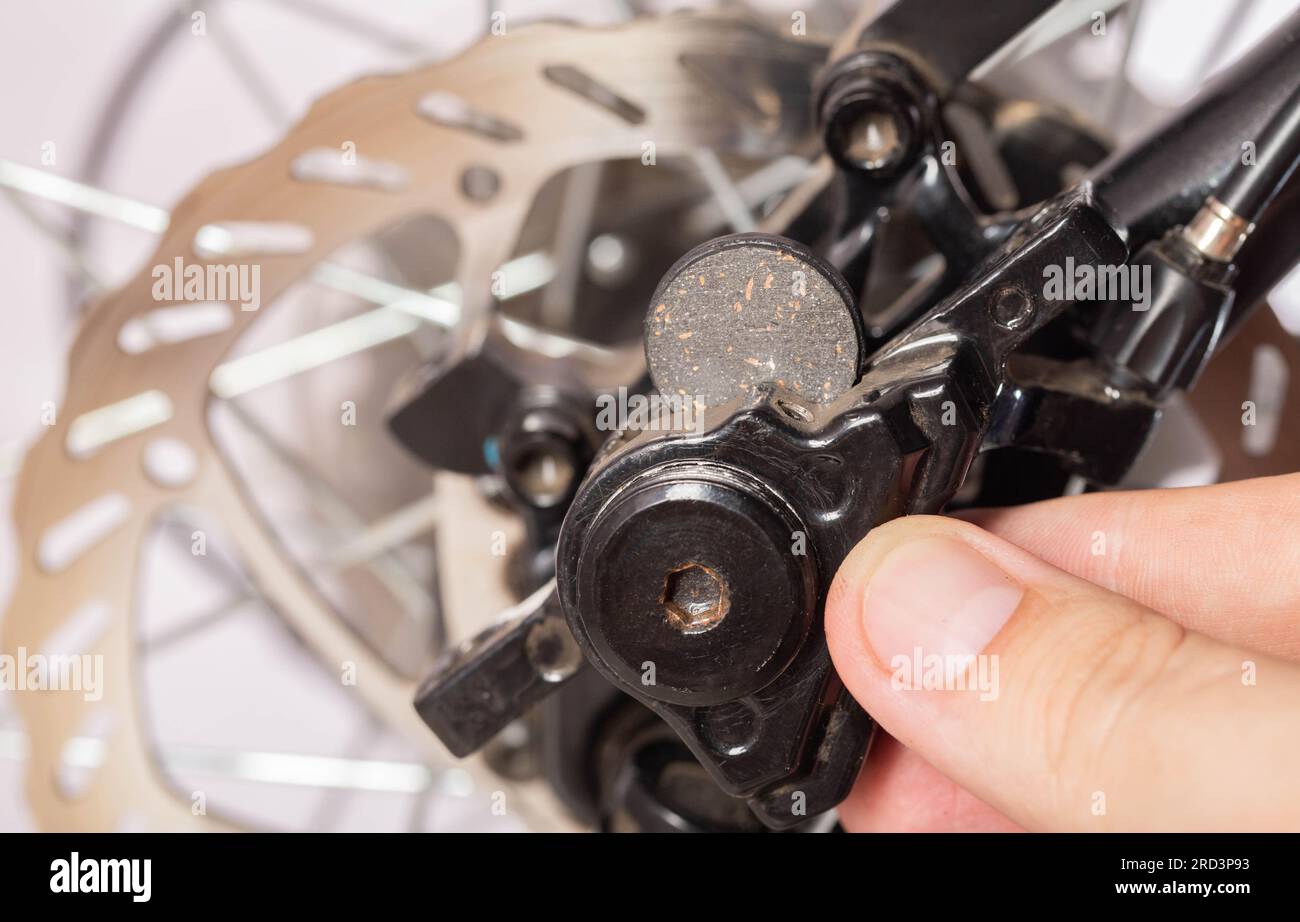 Plaquette de frein dans la main d'un maître de réparation et d'entretien de  vélo. Remplacement des plaquettes de frein par des freins à disque Photo  Stock - Alamy