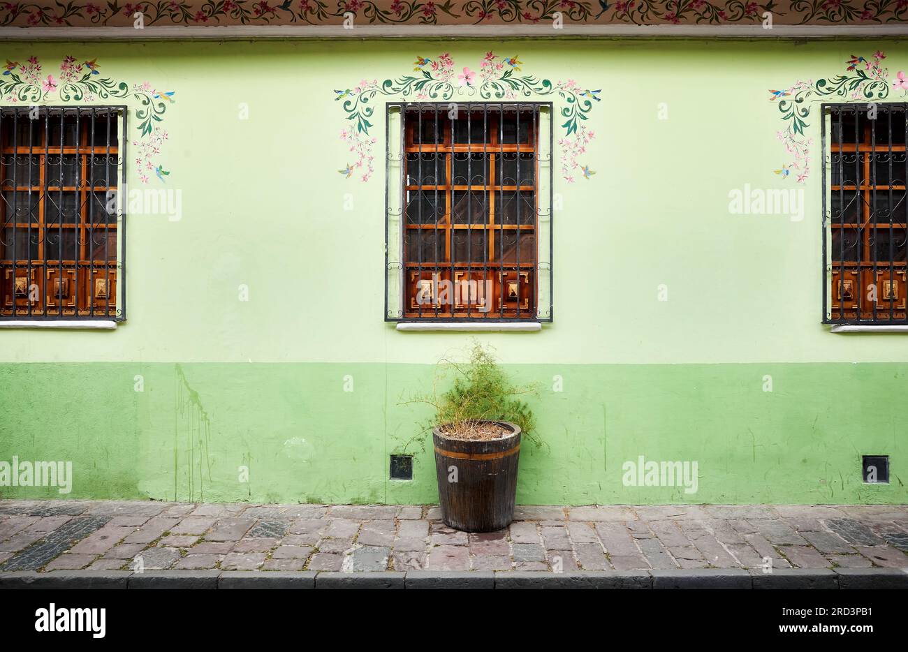 Vue sur la rue d'une façade de bâtiment ancien avec fenêtres, arrière-plan architectural, Quito, Équateur. Banque D'Images