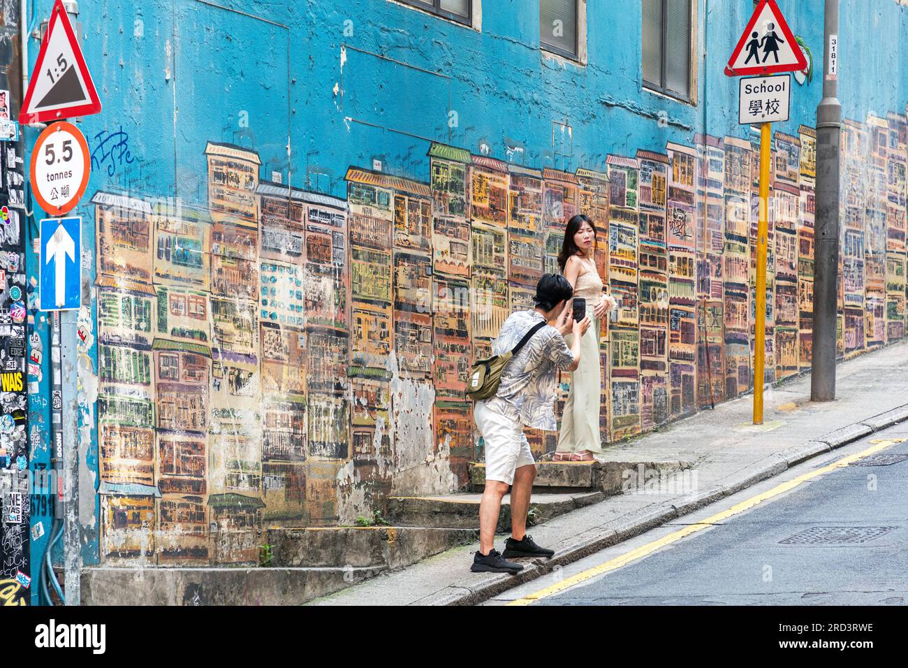 Couple chinois prenant des selfies devant le graffiti et le Street art, Graham Street, Soho, Hong Kong, SAR, Chine Banque D'Images