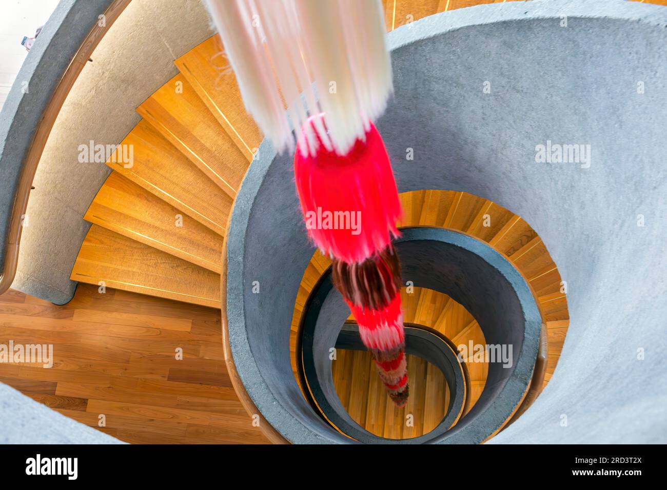 Escalier en colimaçon et exposition d'art, Tai Kwun, ancien poste de police central, Hollywood Road, Hong Kong, SAR, Chine Banque D'Images