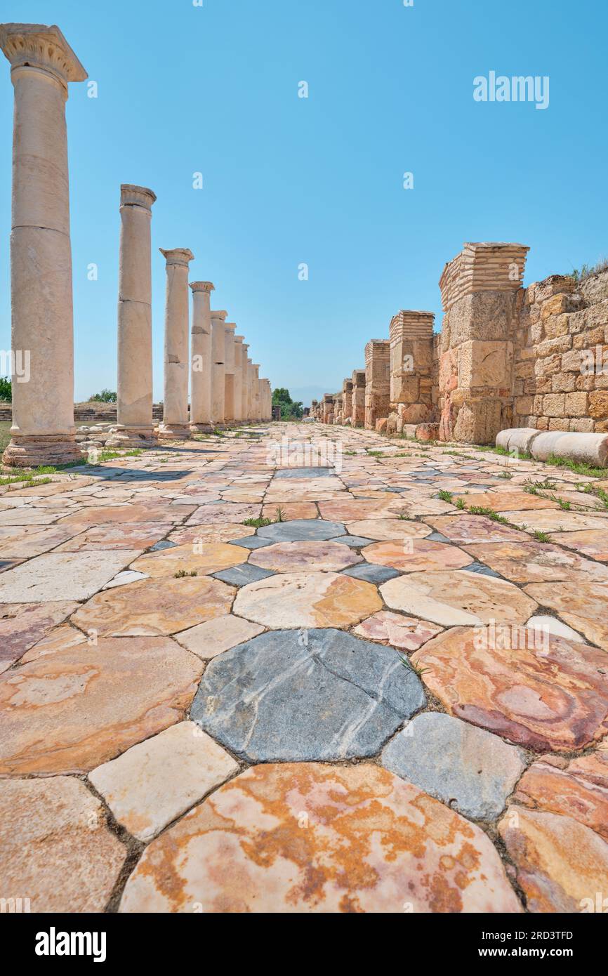 Denizli, Turquie - 15 juillet 2023 : Agora et rue à colonnades de l'ancienne ville de Tripolis Banque D'Images