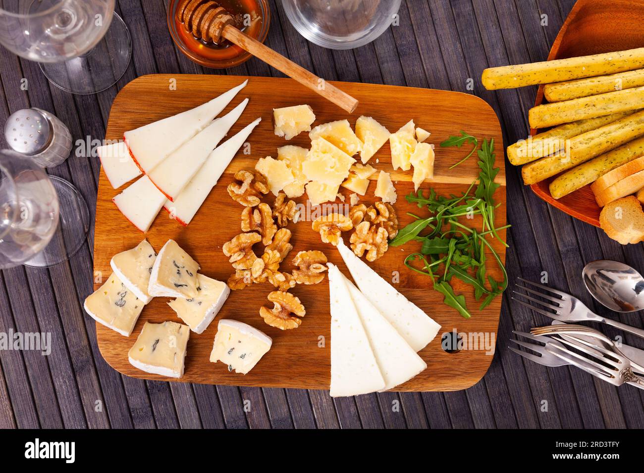 Divers types de fromage sur planche en bois Banque D'Images