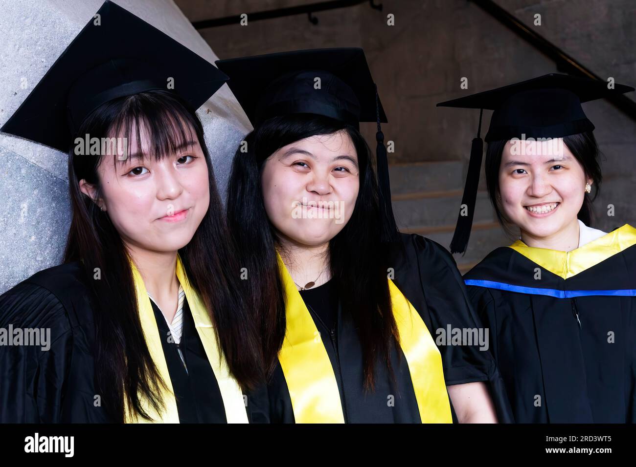 Étudiants universitaires asiatiques diplômés à Tai Kwun, ancien poste de police central, Hollywood Road, Hong Kong, SAR, Chine Banque D'Images