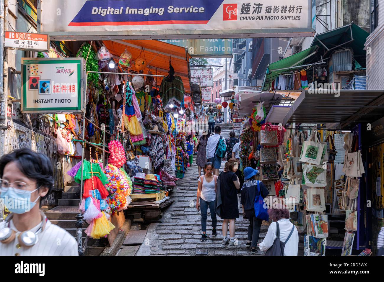 Personnes, magasins et marches sur Pottinger Street, Central, Hong Kong, SAR, Chine Banque D'Images
