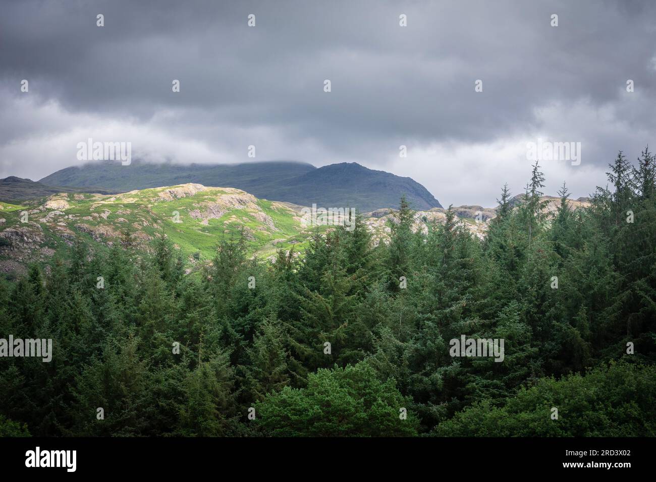 Le sommet de Slightside et Scafell dans les nuages vus d'Eskdale Banque D'Images