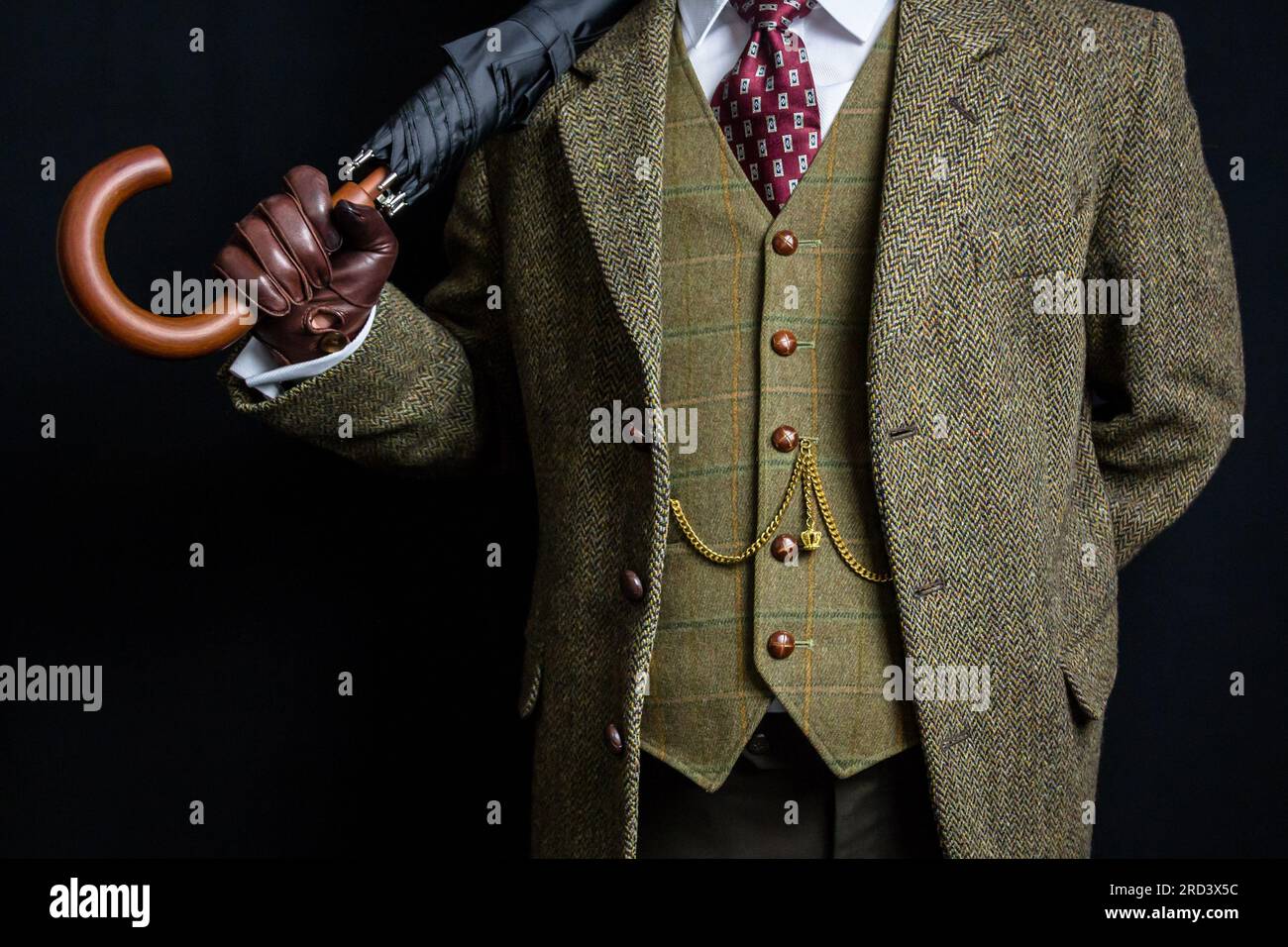 Portrait de Vintage British Gentleman en tweed suit tenant le parapluie sur l'épaule. Banque D'Images