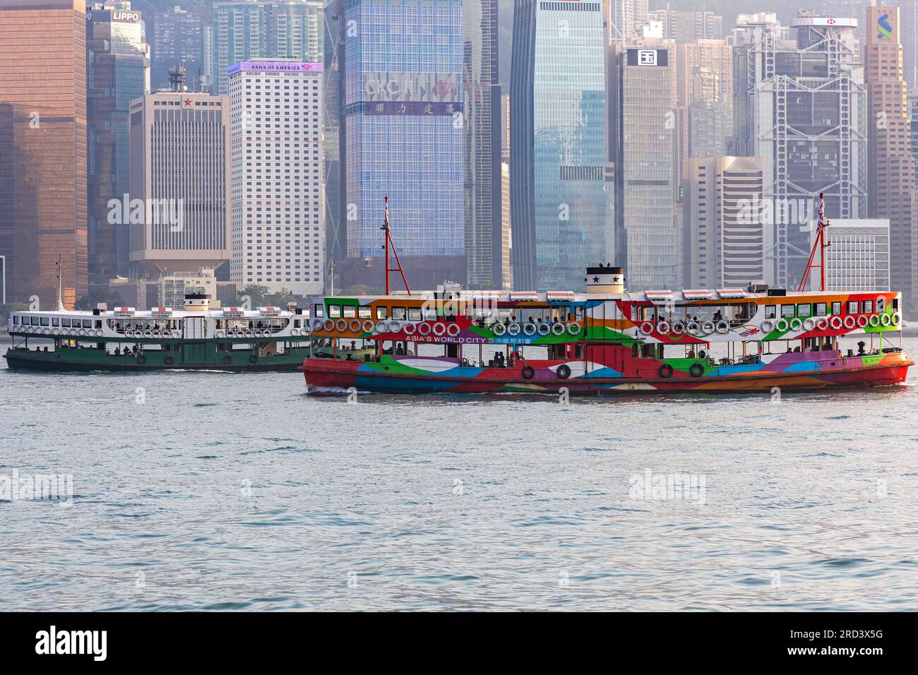Star Ferry traversant Victoria Harbour, Hong Kong, SAR, Chine Banque D'Images