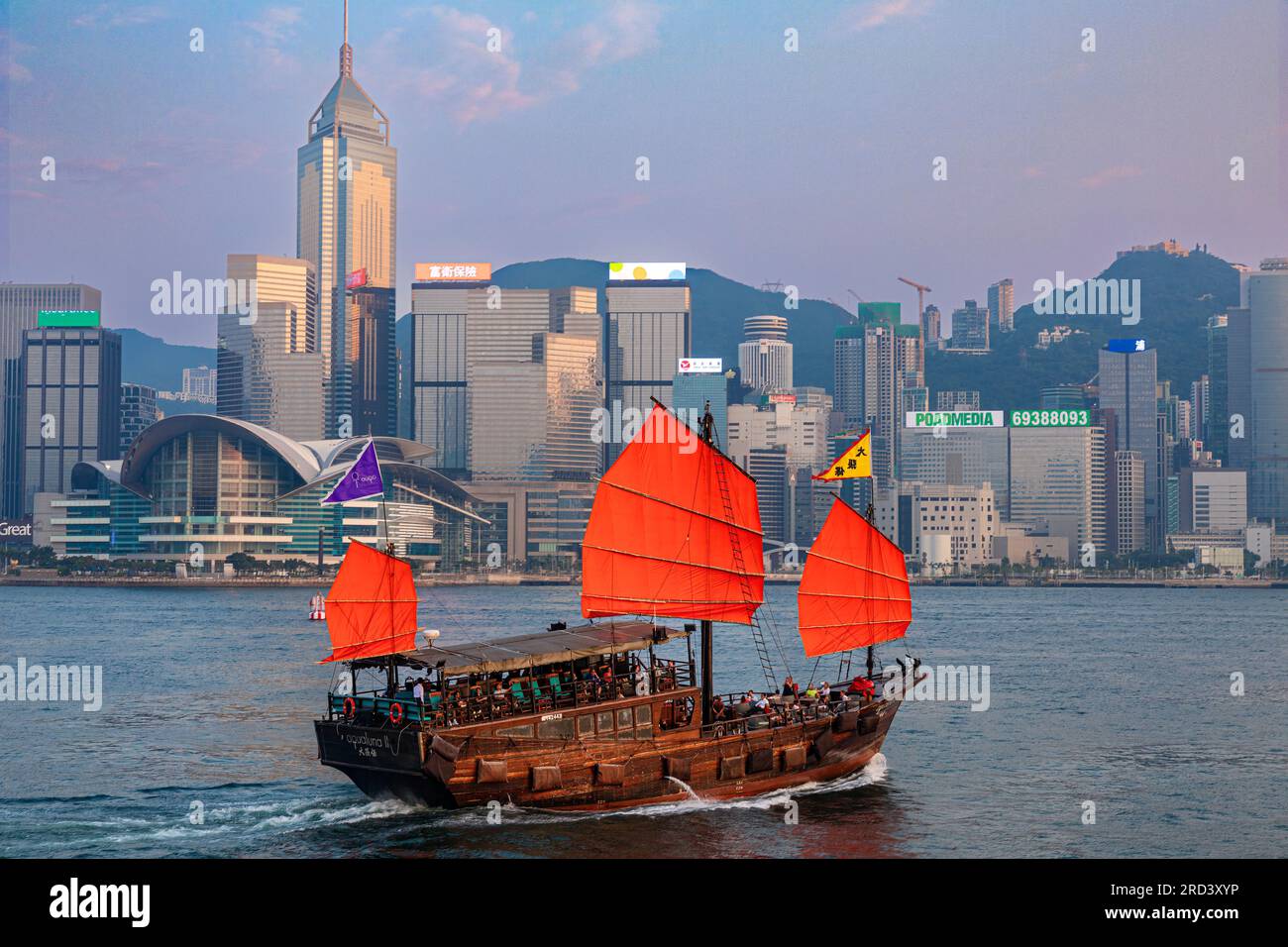 Jonque touristique dans le port de Victoria, Hong Kong, SAR, Chine Banque D'Images