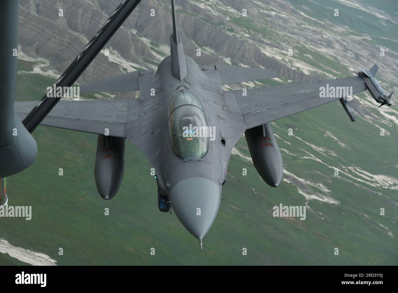 UN AMÉRICAIN Le F-16 Falcon de la 114th Fighter Wing de la Garde nationale aérienne du Dakota du Sud flotte derrière un U.S. Air Force KC-135 Stratotanker de la 185e escadre de ravitaillement aérien de la Garde nationale de l'Iowa au-dessus des Badlands du Dakota du Sud le 27 juin 2023. Les avions font partie d'une démonstration nationale de ravitaillement en vol, commémorant le 100e anniversaire du ravitaillement en vol. Banque D'Images