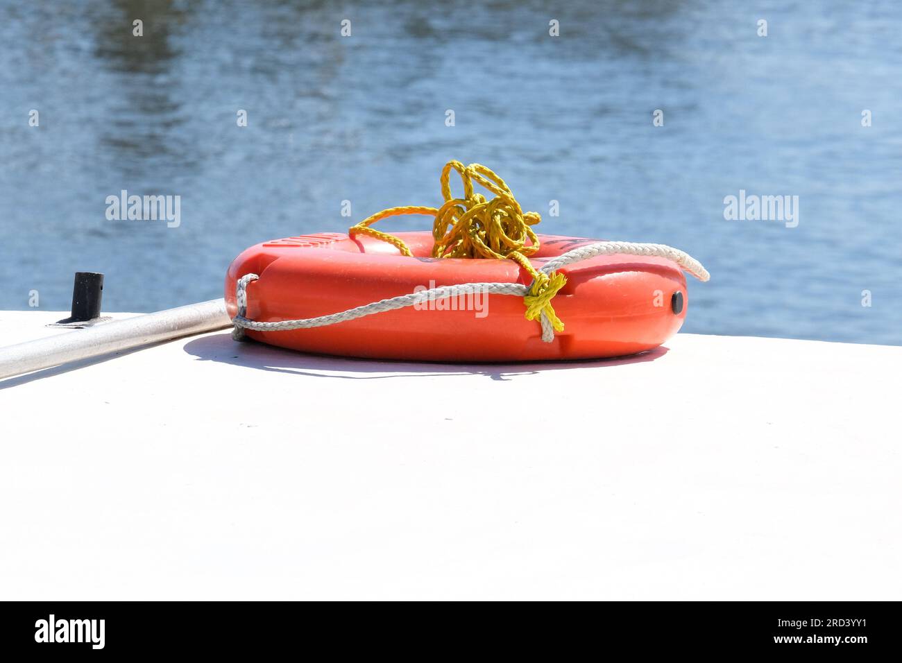 Sauvetage de sécurité bouée de sauvetage aide sauver sur le bateau. Mise au point sélective incluse. Fond de concept nautique de sauvetage. Banque D'Images