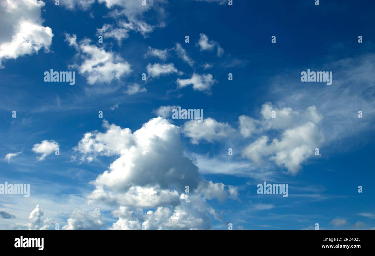 nuage blanc sur fond de nature de ciel bleu Banque D'Images