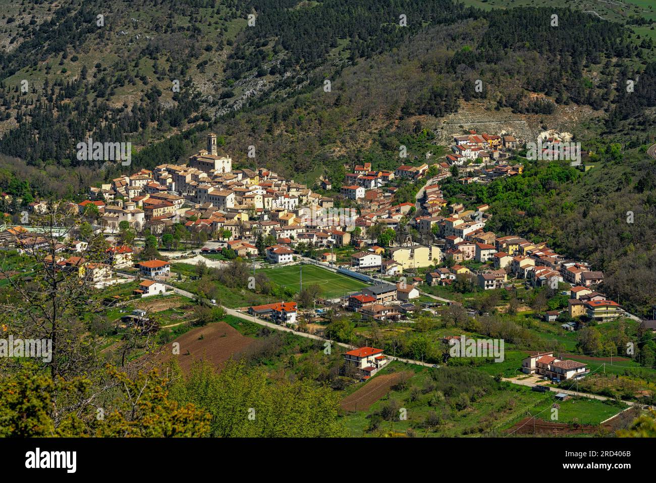 Le petit village de Goriano Sicoli placé parmi les montagnes du Parc naturel régional de Sirente Velino. Banque D'Images