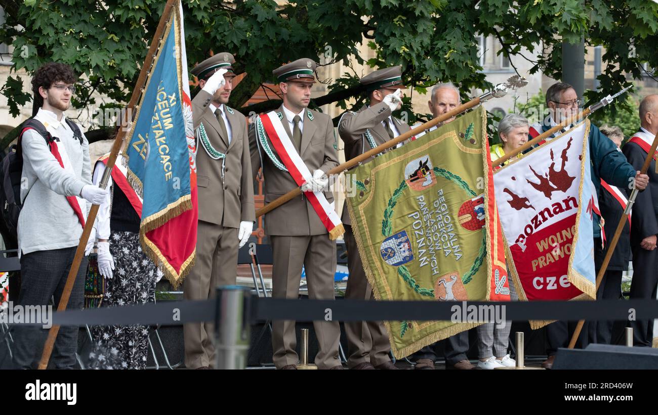 Les participants à une commémoration, saluent lors du jeu de l'Athem national polonais le 28 juin 2023, au Monument du soulèvement de 1956 à Poznań, Pologne commémorant les manifestations de 1956. Les manifestations de Poznań 1956, également connues sous le nom de soulèvement de Poznań 1956 ou Poznań juin (Poznański Czerwiec ), sont la première d'une série de manifestations massives du peuple polonais contre le gouvernement dictatorial communiste de la République populaire de Pologne. Banque D'Images
