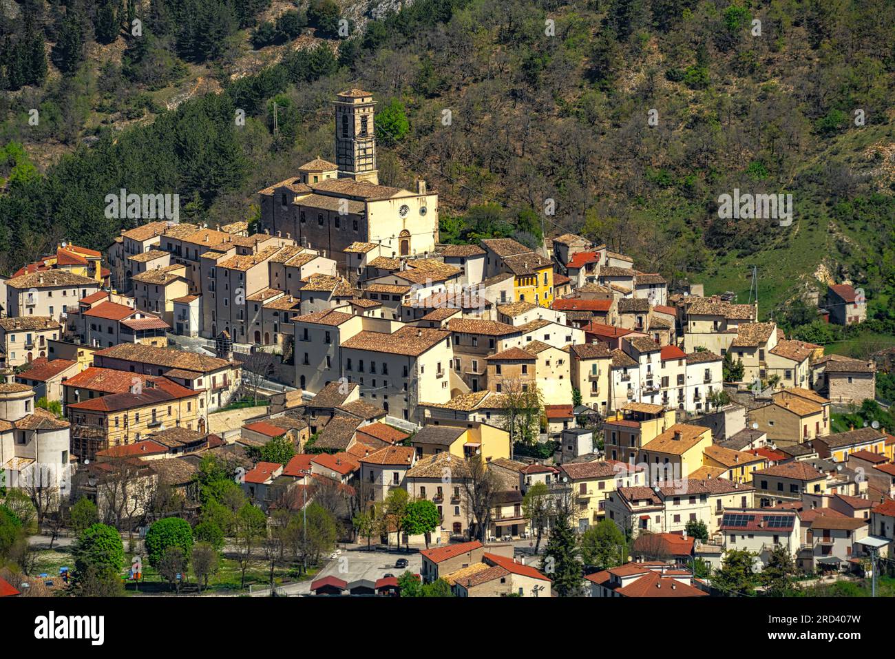 Le petit village de Goriano Sicoli placé parmi les montagnes du Parc naturel régional de Sirente Velino. Banque D'Images