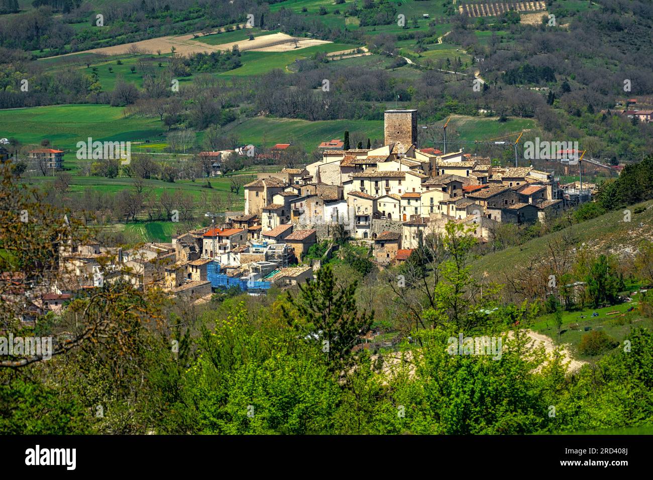 Le petit village de Castel di Ieri placé parmi les montagnes du Parc naturel régional de Sirente Velino dans la vallée de Subequana Banque D'Images