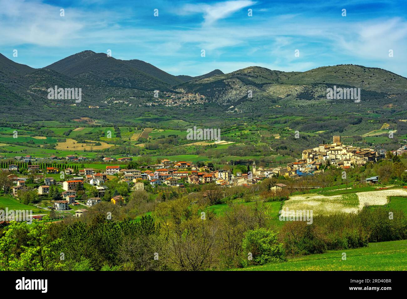 Le petit village de Castel di Ieri placé parmi les montagnes du Parc naturel régional de Sirente Velino dans la vallée de Subequana Banque D'Images