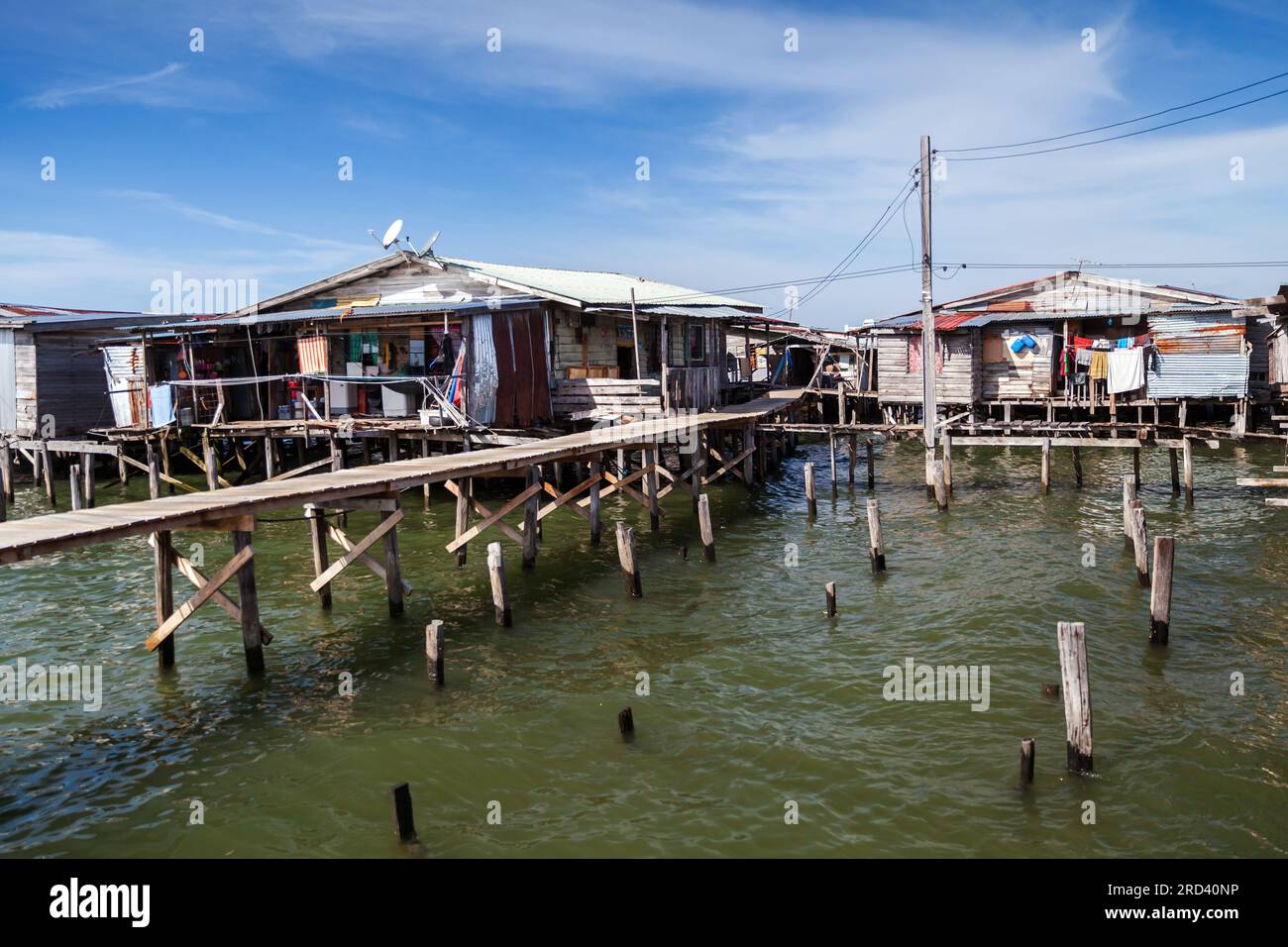 Vue côtière du quartier résidentiel pauvre de Kota Kinabalu, Malaisie. Petites maisons en bois et passerelles sur pilotis Banque D'Images