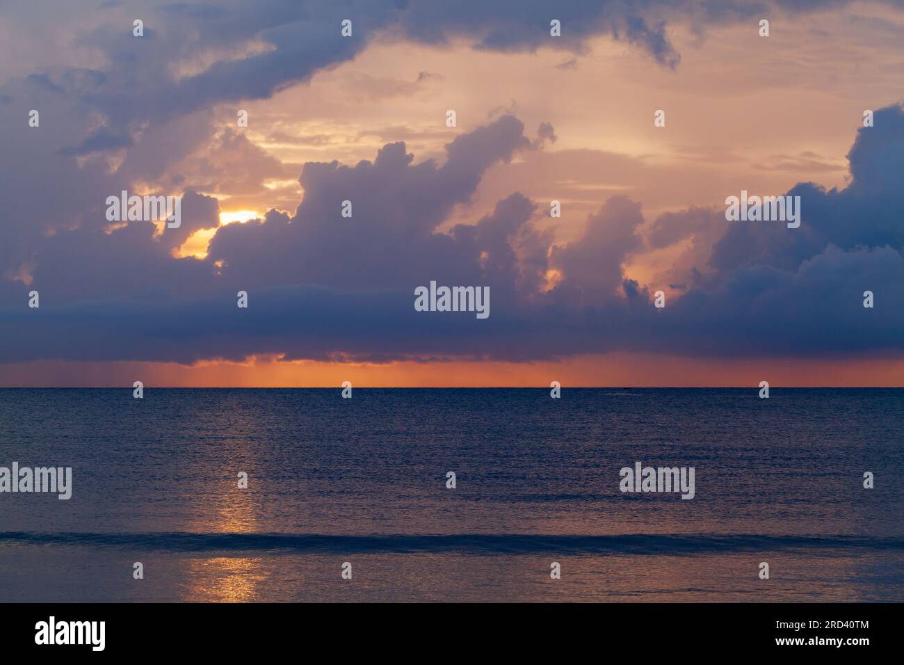 Ciel tropical coloré sur l'océan calme au coucher du soleil, photo de fond naturelle Banque D'Images