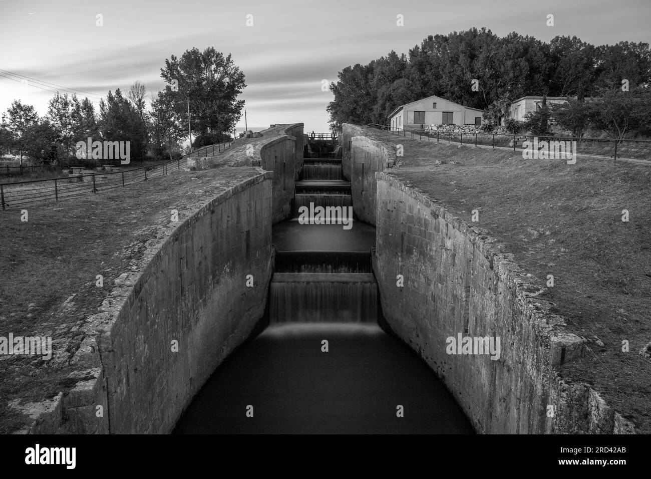 Europe, Espagne, Castille-et-León, Fromista, Esclusa Cuádruple (Quadruple Lock) déclassée sur le Canal de Castille (Canal de Castilla) la nuit Banque D'Images