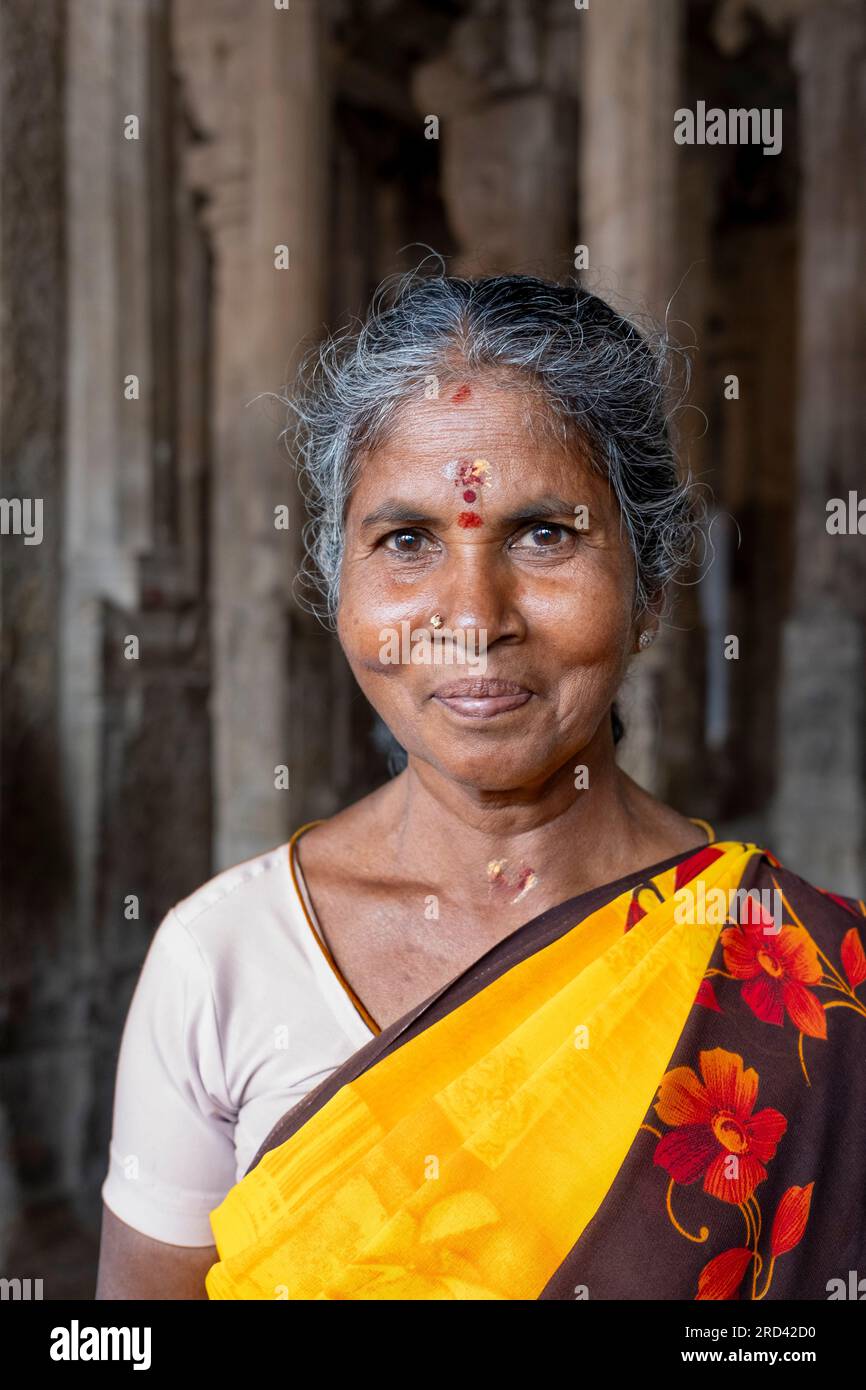 Grandmère pèlerin visite Sri Ranganathaswamy Hindu Temple, Thanjavur