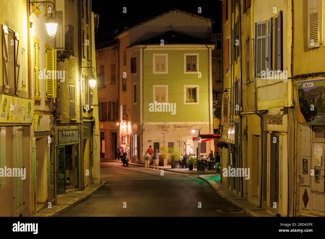 Scène de rue au crépuscule à Castellane, route Napoléon, Gorges du Verdon, Alpes-de-haute-Provence, Provence-Alpes-Côte d’Azur, France, Banque D'Images