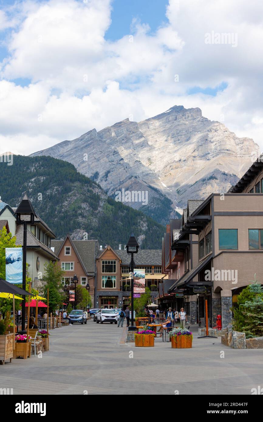 BANFF, CANADA - 5 JUILLET 2023 : site urbain de Banff dans le parc national Banff avec Cascade Mountain en arrière-plan. Le site urbain est une tournée canadienne majeure Banque D'Images