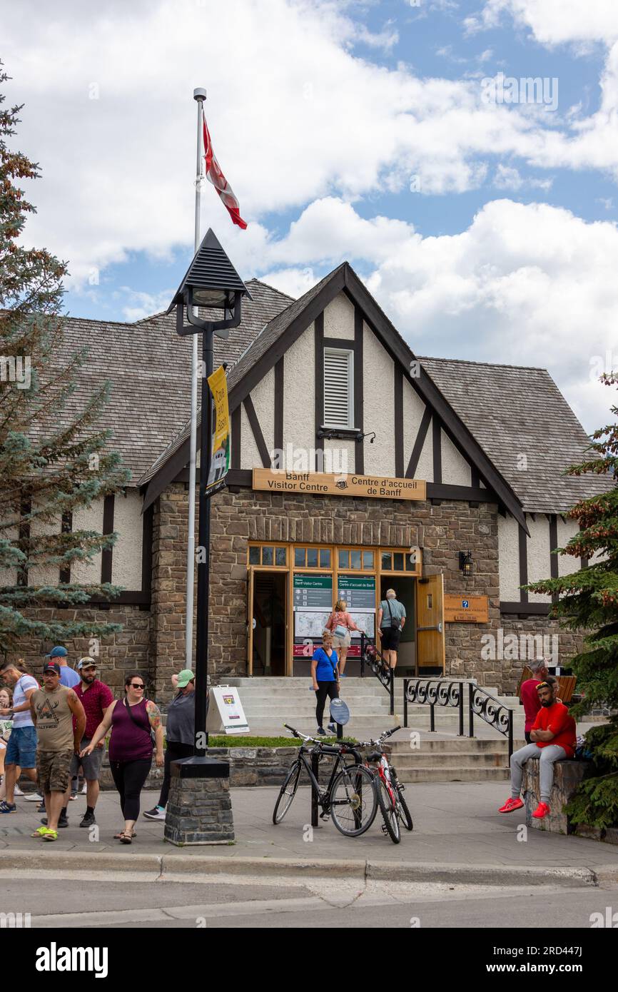 BANFF, CANADA - le 5 JUILLET 2023 : centre d'accueil animé du lotissement urbain de Banff dans le parc national Banff. Le lotissement urbain est un grand destin touristique canadien Banque D'Images