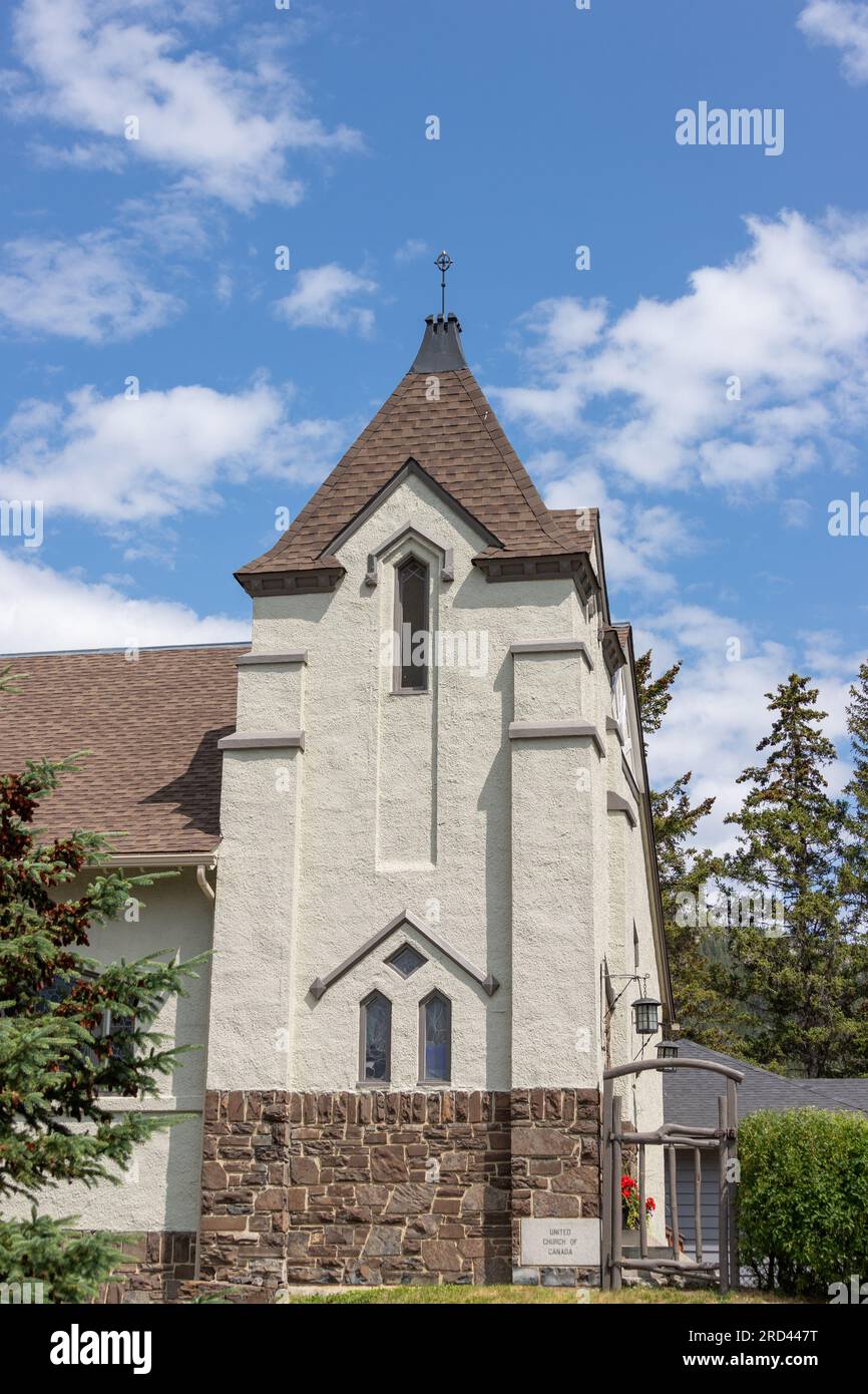 BANFF, CANADA - le 5 JUILLET 2023 : l'historique Rundle Memorial United Church, à l'angle de l'avenue Banff et de la rue Buffalo, date de 1886 Banque D'Images