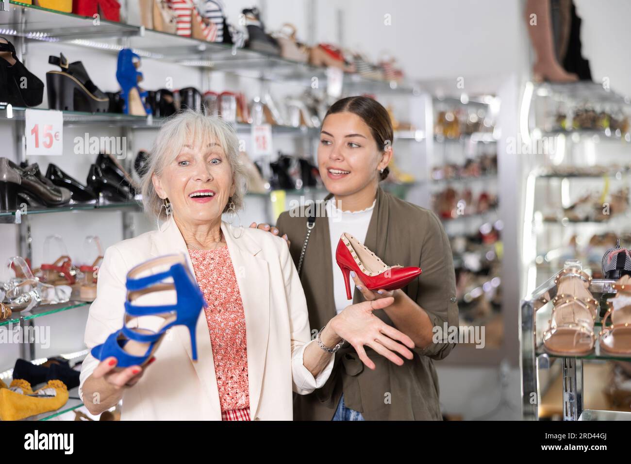 Deux clients f minins qui choisissent des chaussures talons