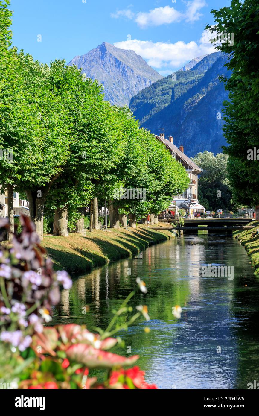 La Rive coule à travers la ville de le Bourg-d Oisans, Grenoble, Isère, Auvergne-Rhone-Alpes, France Banque D'Images