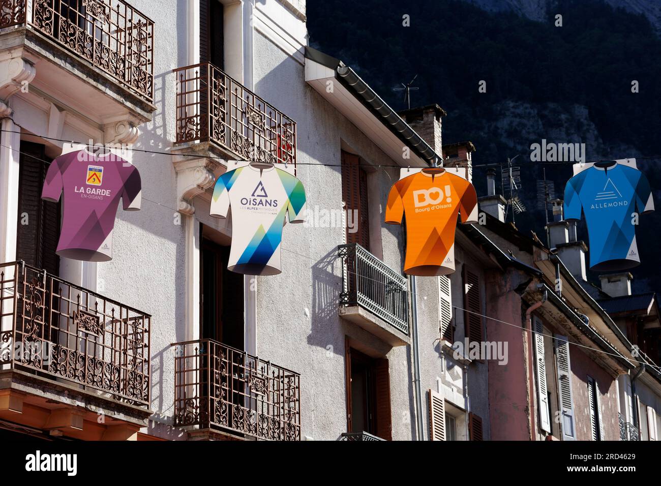 Maillots de vélo Tour de France suspendus dans la rue le Bourg-d Oisans, Grenoble, Isère, Auvergne-Rhone-Alpes, France Banque D'Images