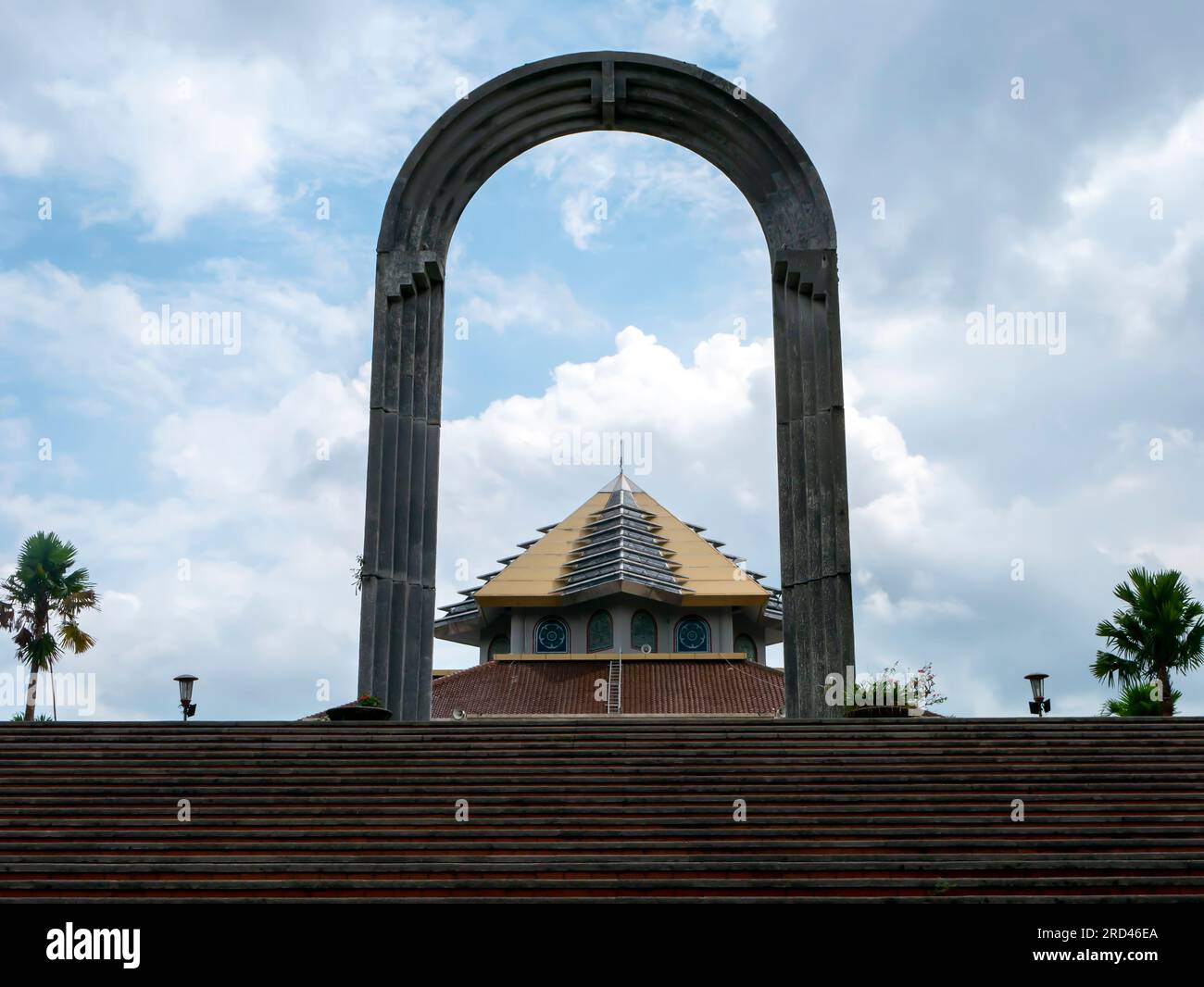 La porte principale de Masjid Kampus UGM, une mosquée dans le complexe universitaire de Gadjah Mada à Yogyakarta, Indonésie Banque D'Images