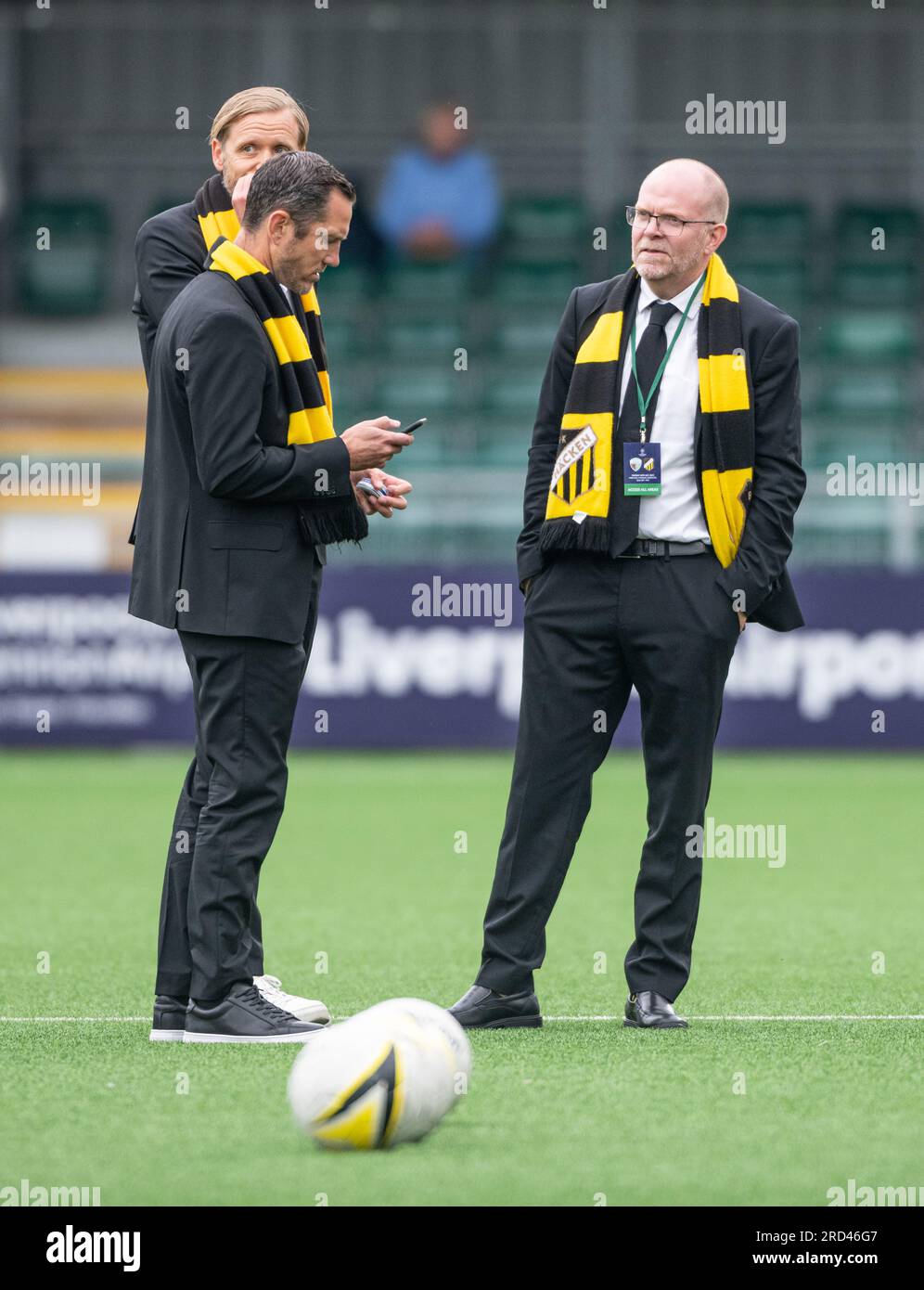 Park Hall, Oswestry, Shropshire, Angleterre, 18 juillet 2023. Anders Billström, président de BK Häcken, participe au terrain. Avant le match, les New Saints of Oswestry Town & Llansantffraid football Club / The New Saints (TNS) v Bollklubben Häcken / BK Häcken dans la Ligue des Champions premier tour de qualification de la saison 2023/2024, à Park Hall. (Image de crédit : ©Cody Froggatt/Alamy Live News) Banque D'Images