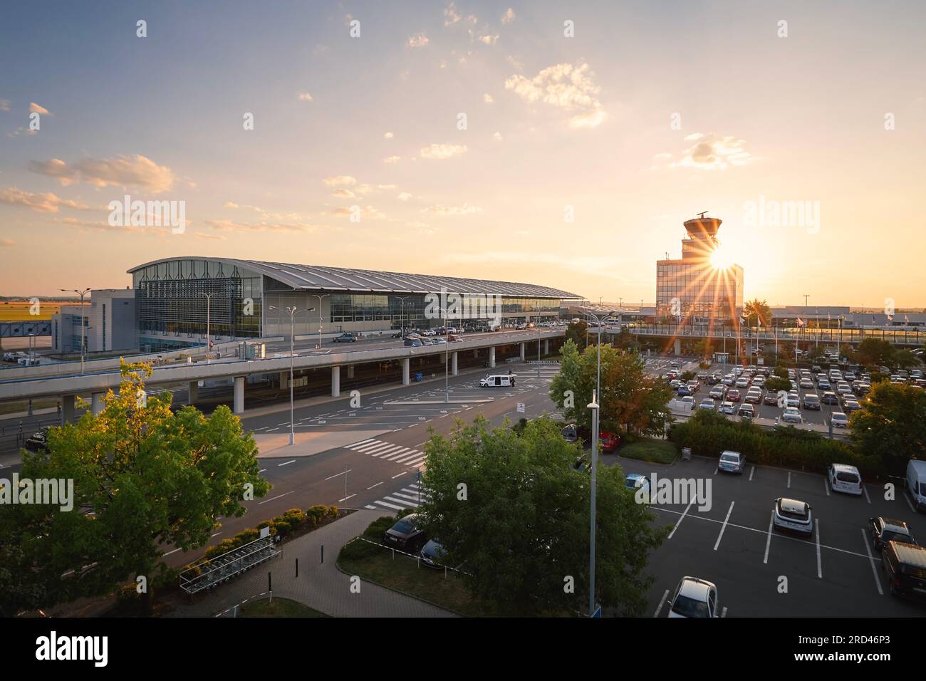 Prague, République tchèque - 15 juillet 2023 : terminal et tour de contrôle de la circulation aérienne à l'aéroport Vaclav Havel Prague au coucher du soleil. Banque D'Images