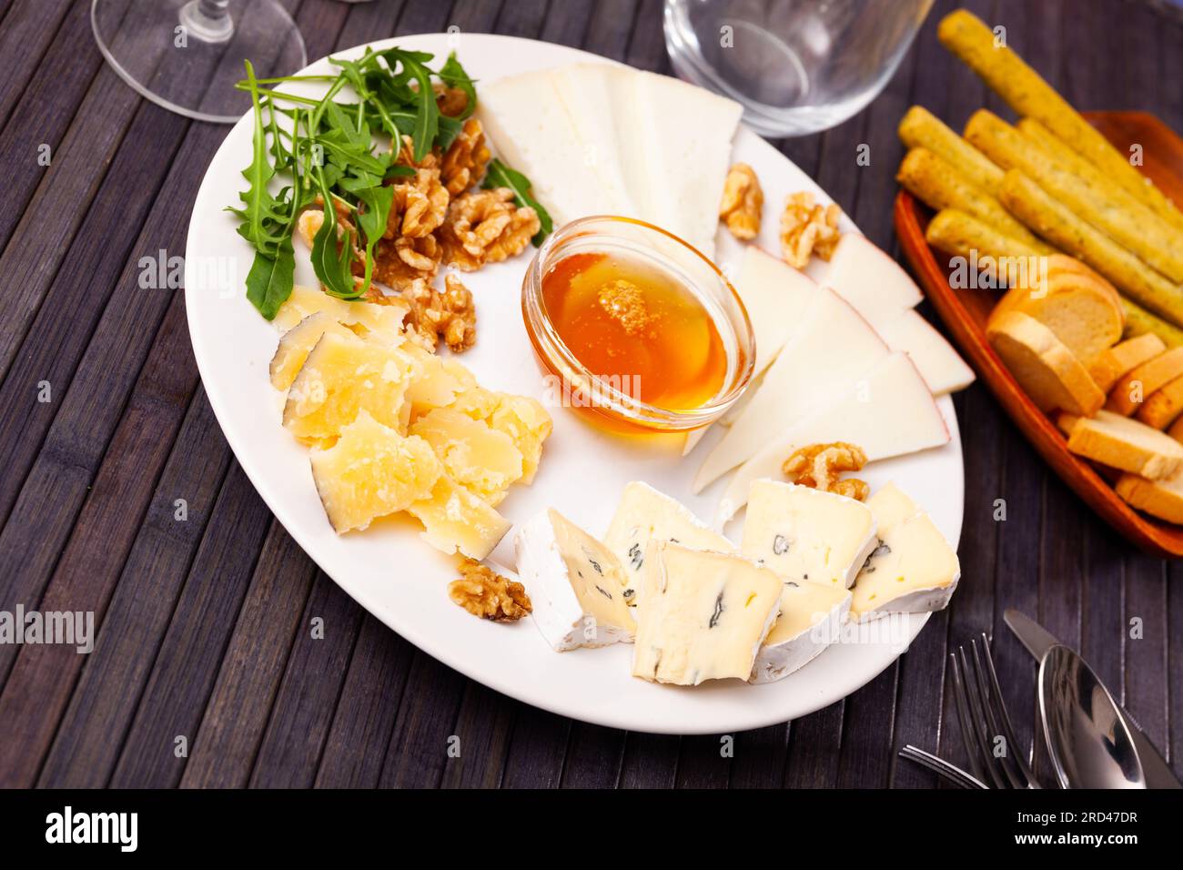 Différents types de fromage sur plaque blanche Banque D'Images