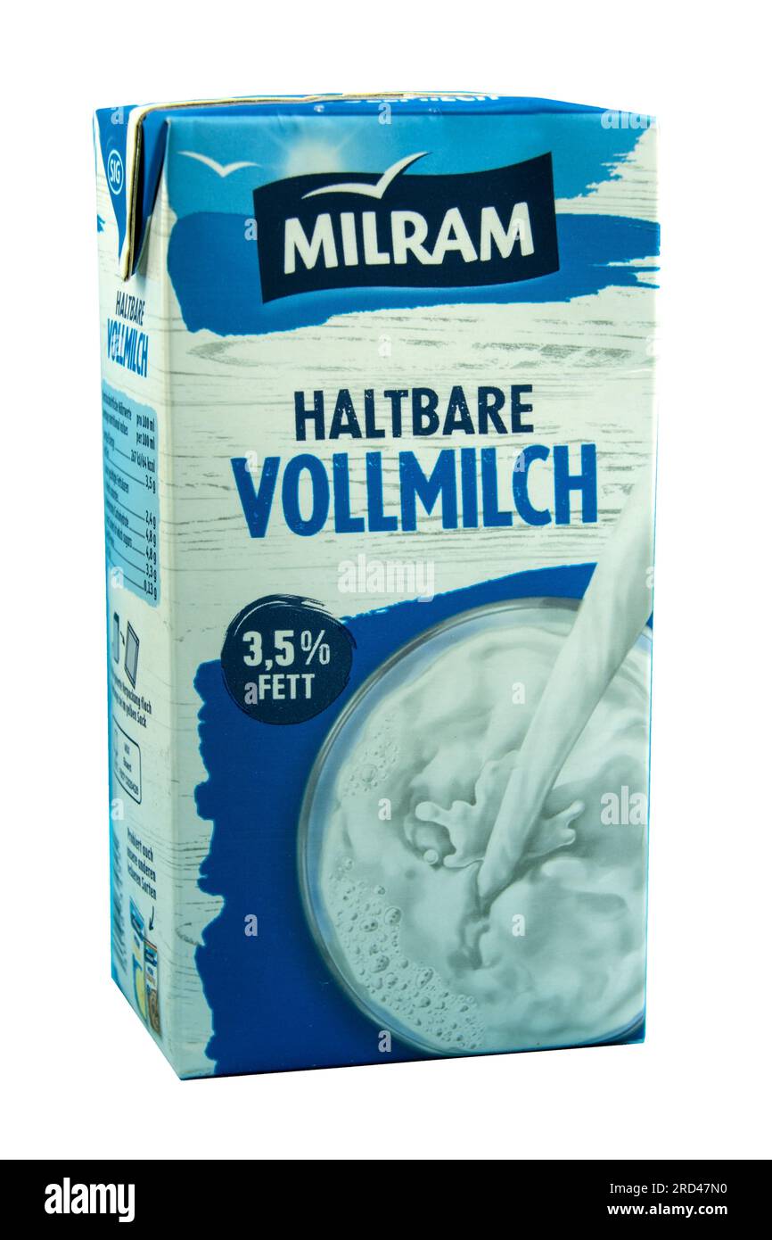 Hambourg, Allemagne - juillet 4 2023 : Haltbare Fettarnme Milch von Milram im Tetra Pack nahhaufnahme - lait à faible teneur en matières grasses de Milram dans un tetra pack, c Banque D'Images