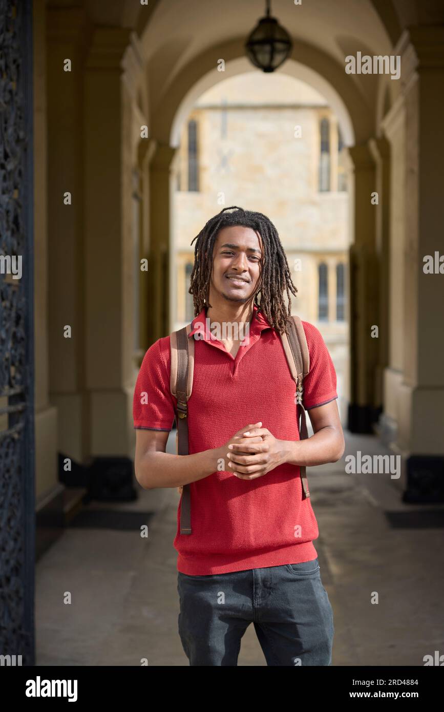 Portrait d'étudiant masculin à l'extérieur du bâtiment de l'Université à Oxford Royaume-Uni Banque D'Images