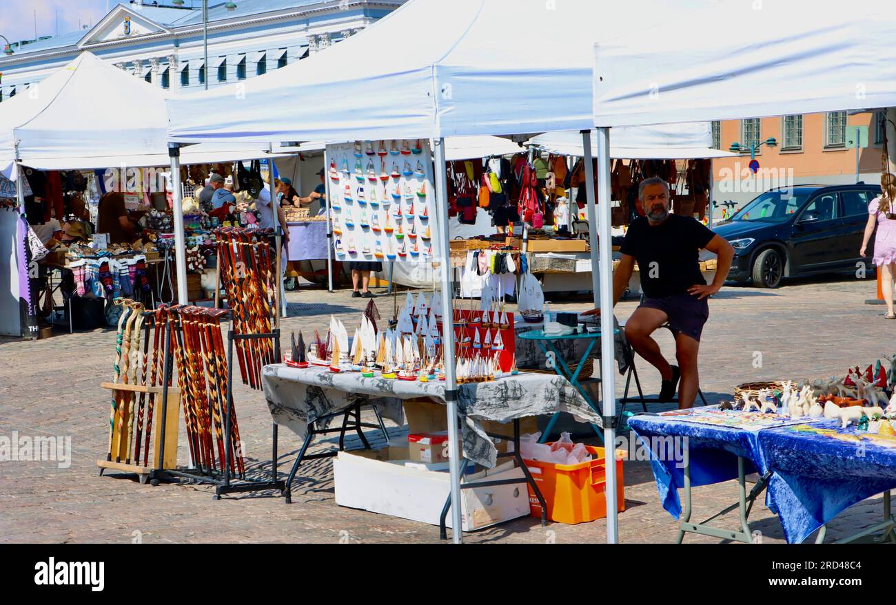 Vendeur de bibelots souvenir à Market Square, Kauppatori, à Helsinki, Finlande Banque D'Images