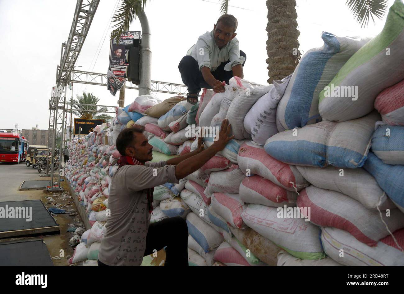 Travaux de préparation le dixième jour de Muharram-ul-Haram à l'arrivée du mois Saint de Muharram-ul-Haram, au parc Nishtar situé dans la région de Numaish Chowrangi à Karachi le mardi 18 juillet 2023. Banque D'Images