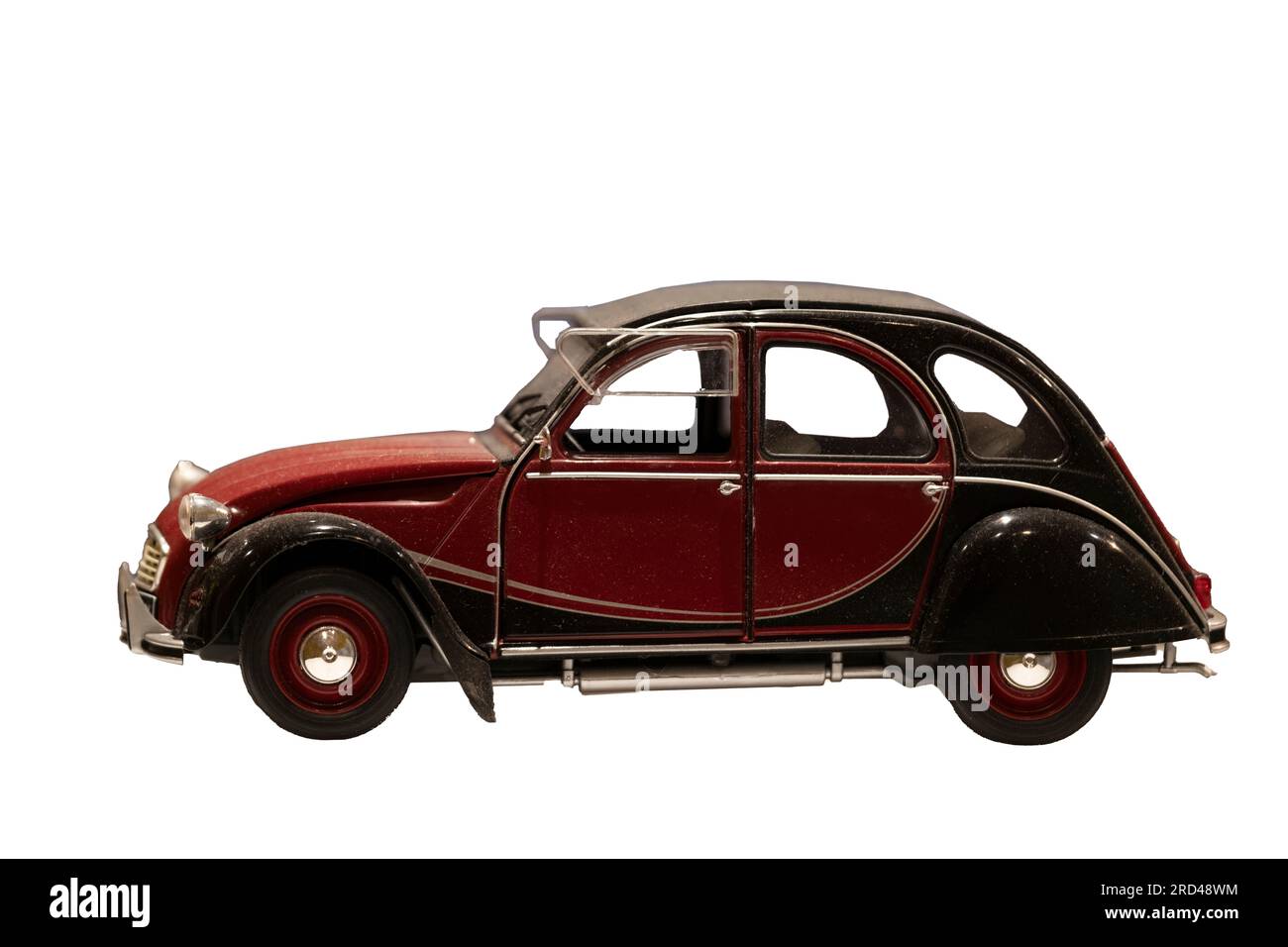 19 avril 2023 Paris, France. Une maquette d'un classique français, une Citroën 2CV rouge et noire d'une exposition au Musée des Arts et métiers. Isolé Banque D'Images
