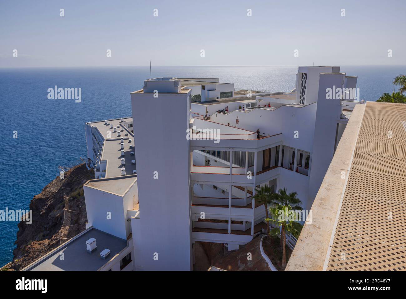 Belle vue sur le bâtiment de l'hôtel RIU au sommet de la montagne sur fond de l'océan Atlantique. Gran Canaria. Espagne. Banque D'Images