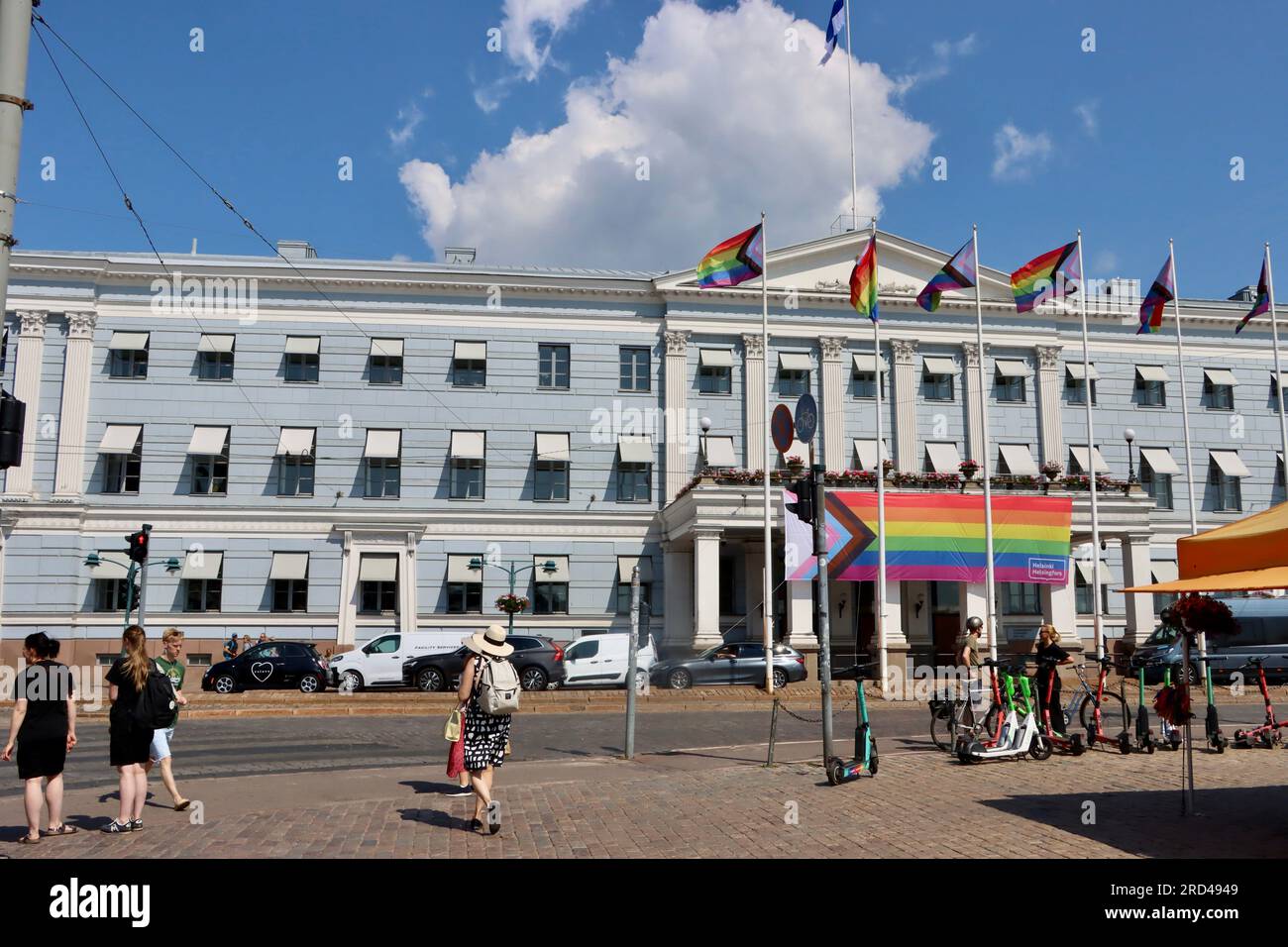 Hôtel de ville d'Helsinki / Helsingin kaupungintalo sur la place du marché avec drapeau arc-en-ciel lors de la fierté d'Helsinki en juillet 2023 Banque D'Images