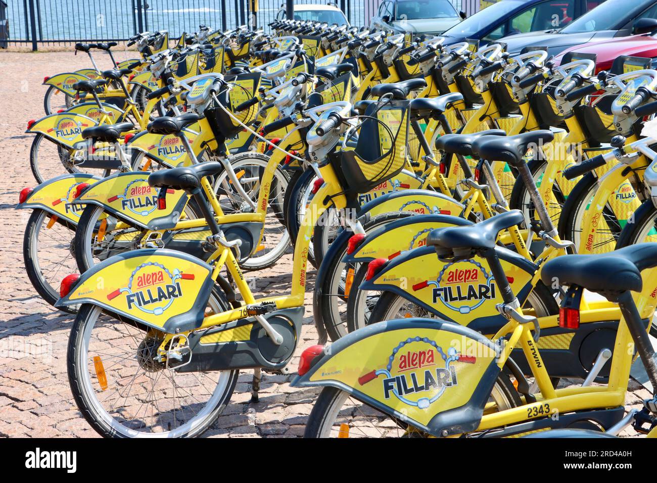 Vélos jaunes Alepa-fillari gratuits pour un usage public (inscription obligatoire au préalable) dans le centre d'Helsinki, Finlande Banque D'Images