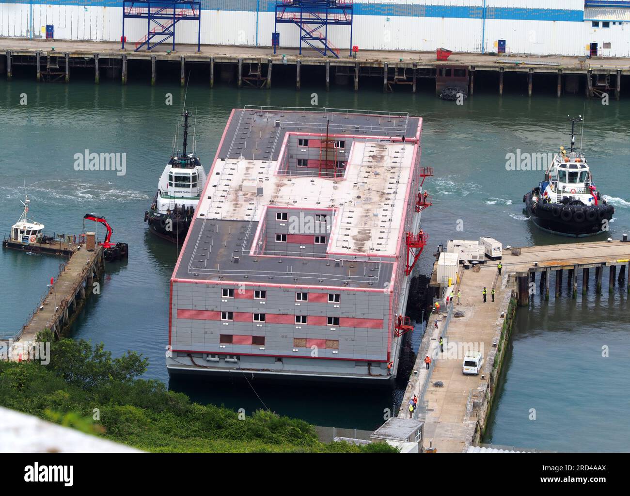 Portland Port, Dorset, Royaume-Uni. 18 juillet 2023. La barge d'immigration Bibby Stockholm arrivant au port de Portland, Dorset UK. Crédit : Dorset Media Service/Alamy Live News Banque D'Images