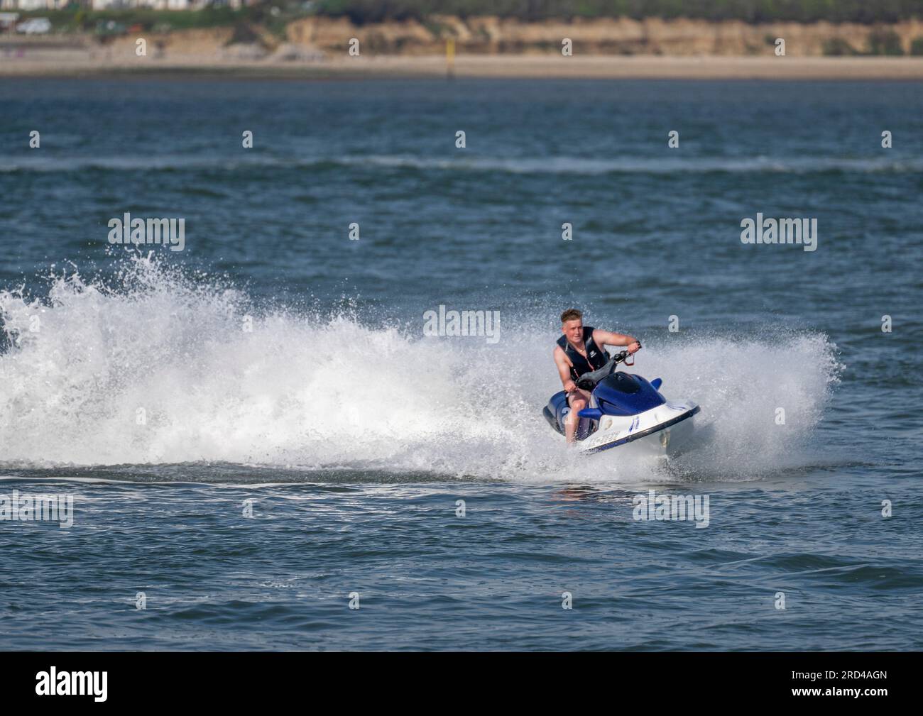 Jet ski au large de Calshot, Hampshire, Angleterre, Royaume-Uni Banque D'Images