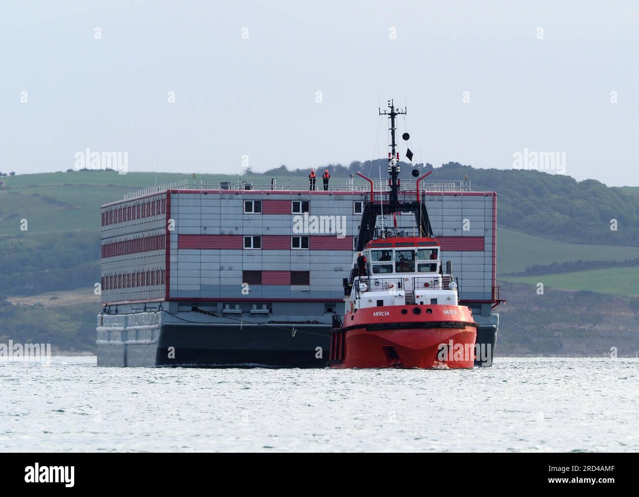 Portland Port, Dorset, Royaume-Uni. 18 juillet 2023. La barge d'immigration Bibby Stockholm arrivant au port de Portland, Dorset UK. Crédit : Dorset Media Service/Alamy Live News Banque D'Images