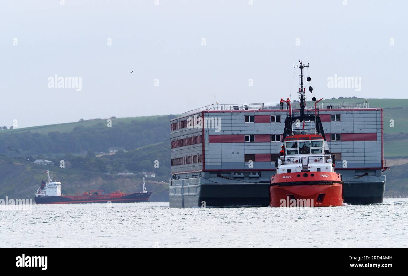 Portland Port, Dorset, Royaume-Uni. 18 juillet 2023. La barge d'immigration Bibby Stockholm arrivant au port de Portland, Dorset UK. Crédit : Dorset Media Service/Alamy Live News Banque D'Images